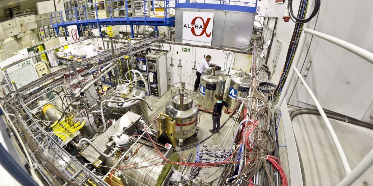 Científicos investigan si la antimateria se cae hacia arriba