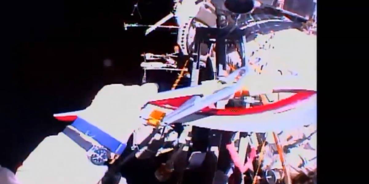 Astronautas rusos llevan la antorcha olímpica al espacio