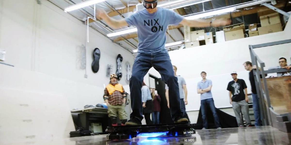 Ve a Tony Hawk subirse a una patineta voladora