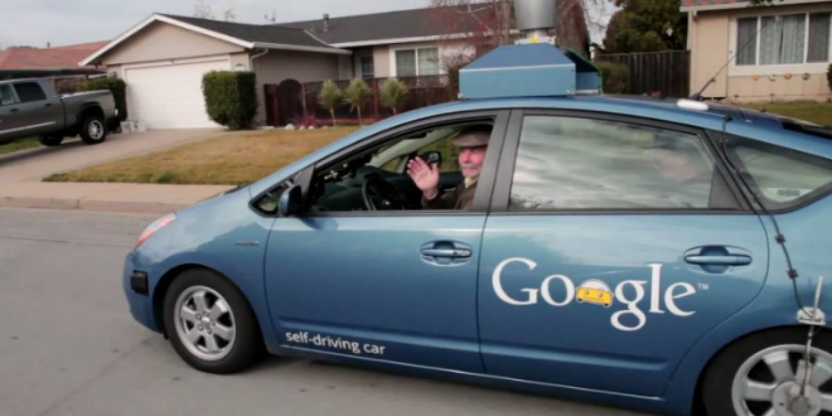 Video: Auto de Google que se maneja solo saca a pasear a su primer pasajero