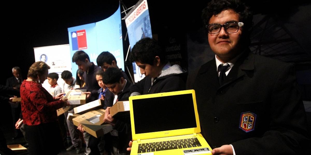 Gobierno de Chile entrega computadores a estudiantes de colegios públicos