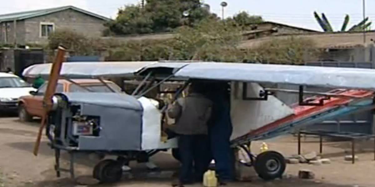 Keniata construye un avión a mano