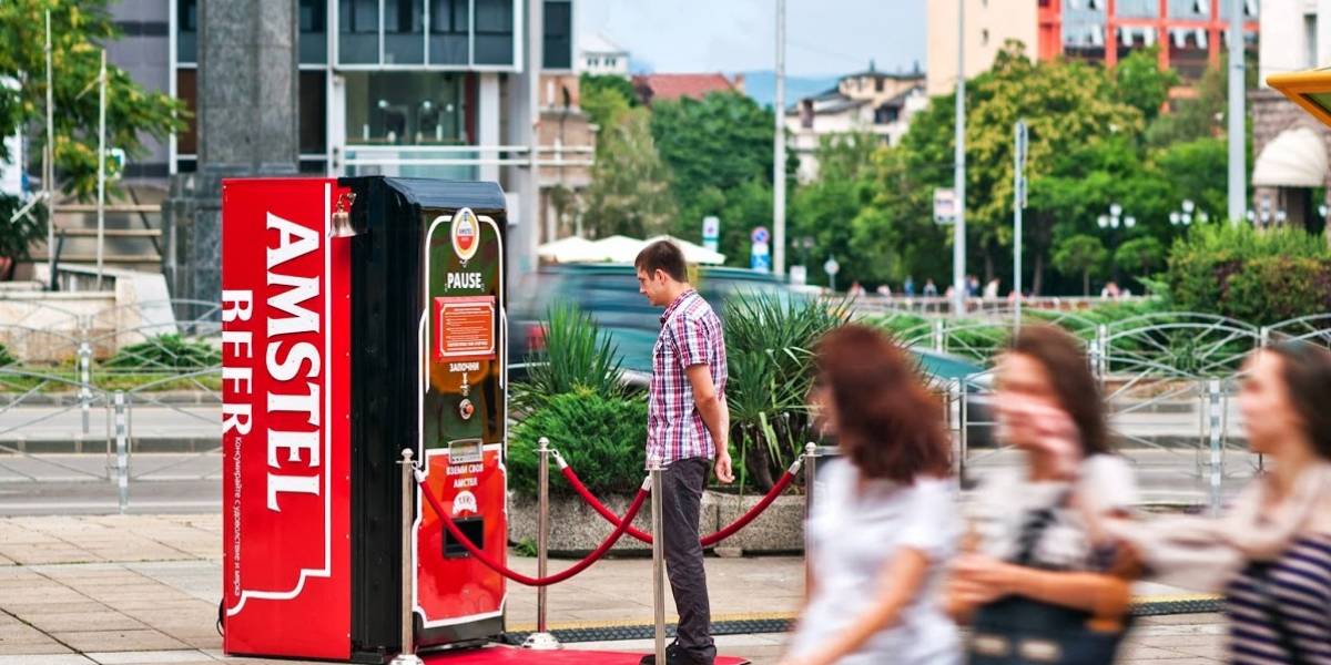 Máquina ofrece cerveza gratis si estás tres minutos sin moverte