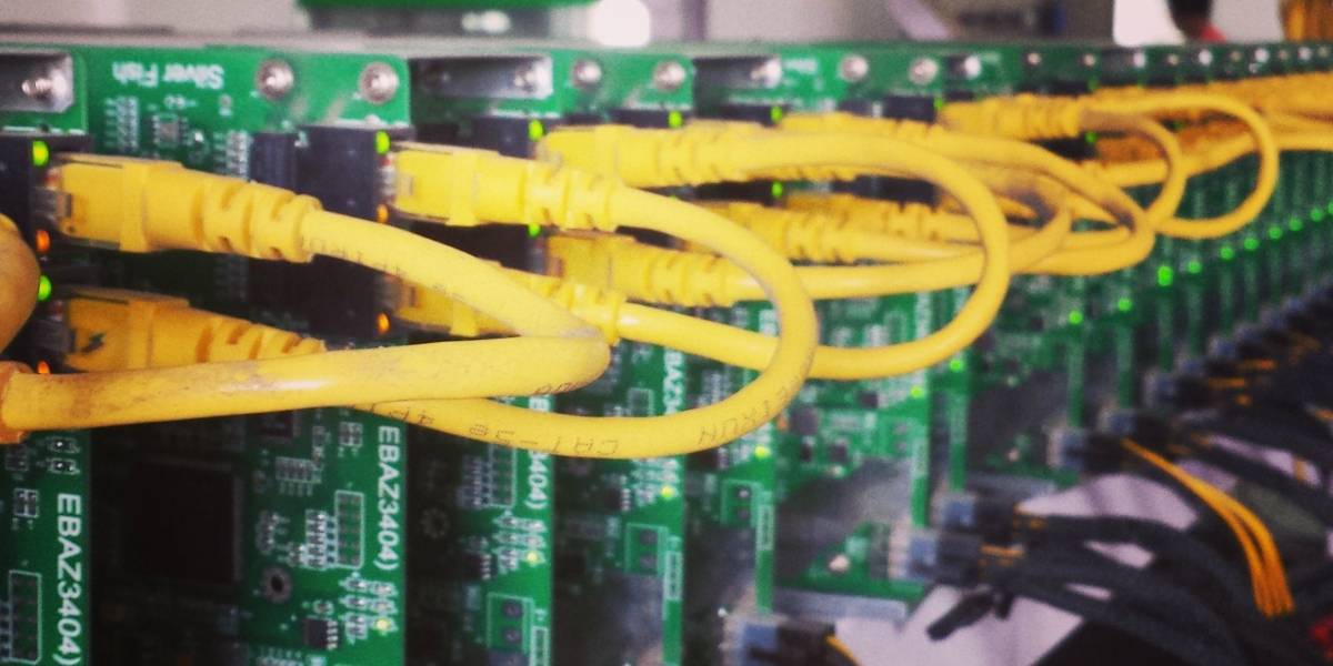 Conoce cómo funciona una mina de Bitcoins en China