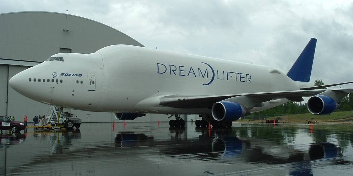Enorme Boeing 747 aterriza por error en pequeña pista y ahora no puede despegar