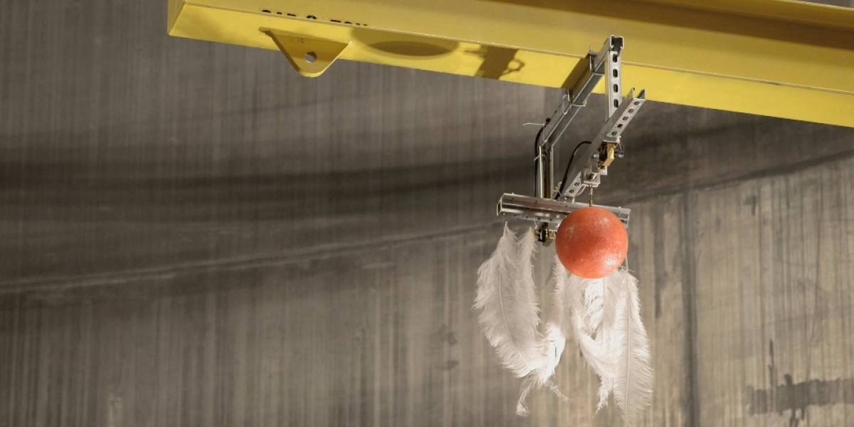 Una bola de bolos y una pluma caen al mismo tiempo al vacío