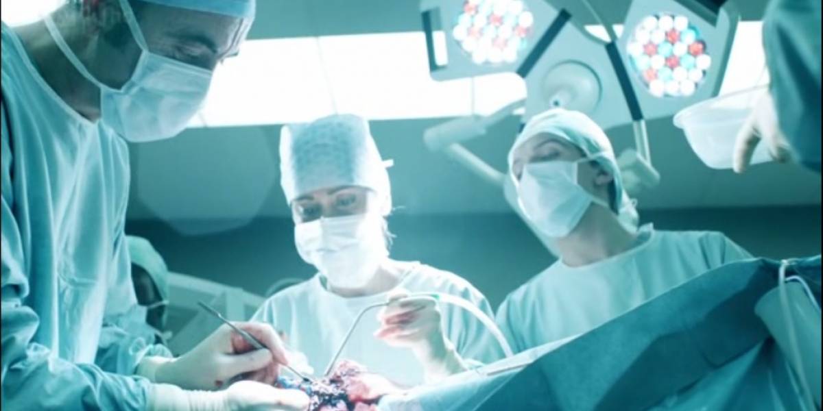 Por primera vez se implanta una vértebra impresa en 3D en una cirugía