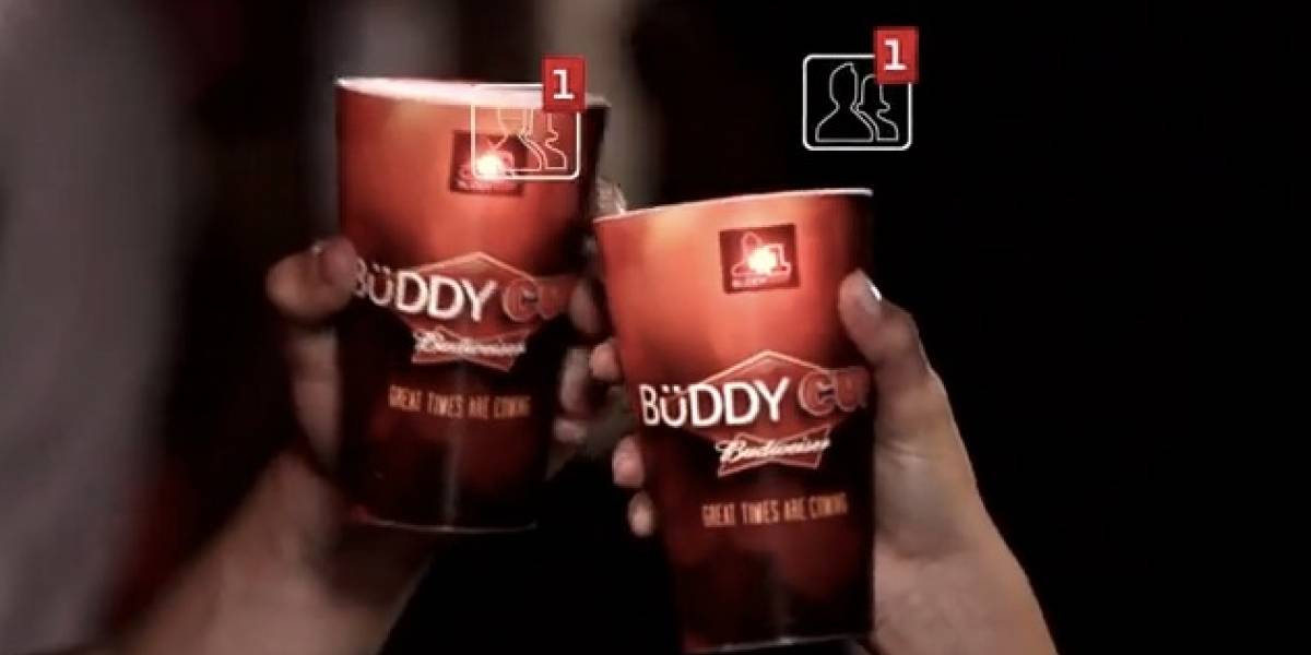 Crean vasos que te hacen amigo por Facebook con quien brindes