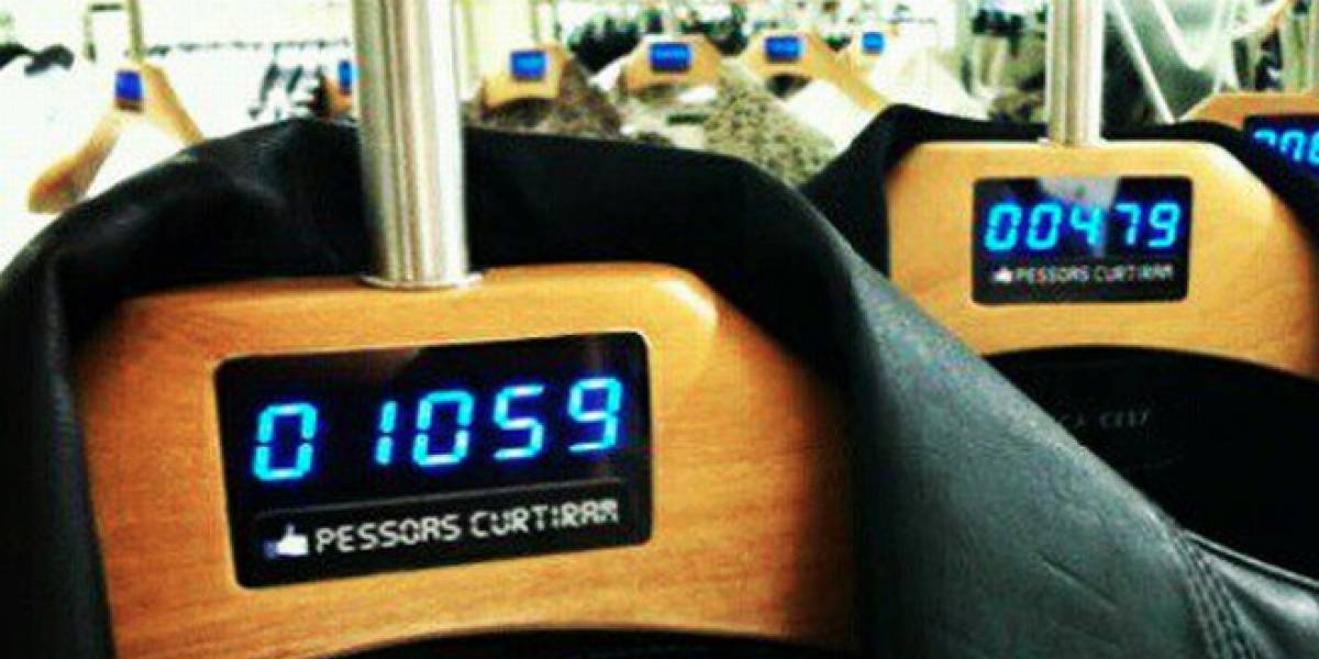 Cadena brasileña de ropa muestra los "Me gusta" de sus prendas en los colgadores de las tiendas