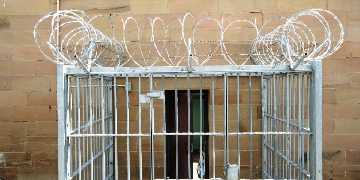 Hacker convicto toma clase de computación y hackea los PCs de la cárcel