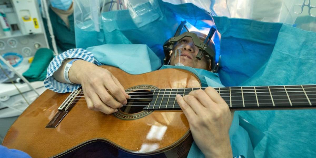 Músico chino toca su guitarra mientras es sometido a una cirugía cerebral