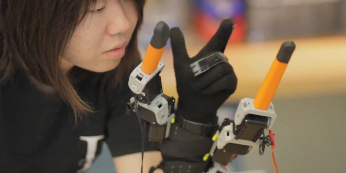Desarrollan prótesis robótica para agregar dos dedos a la mano