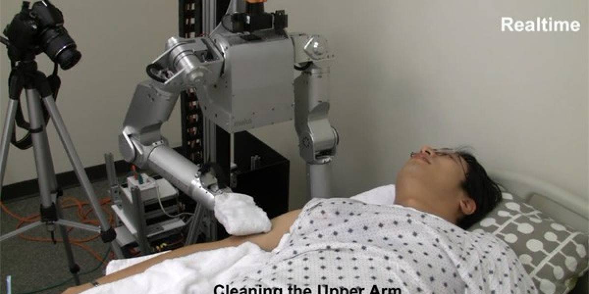 Robot enfermero da baños de esponja