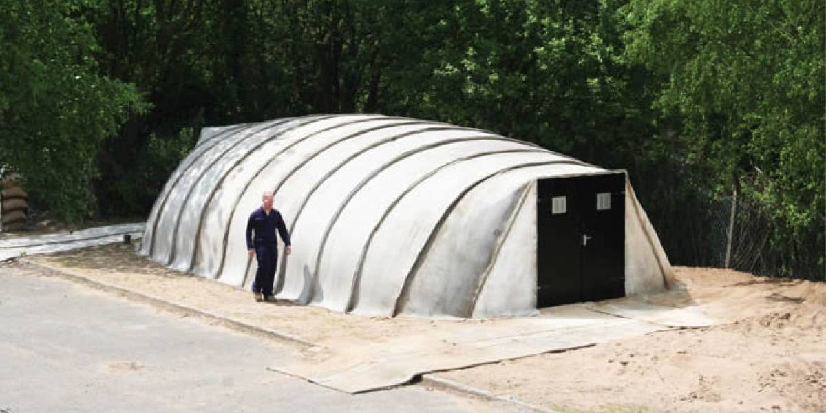 Esta carpa se convierte en un refugio de concreto en 24 horas