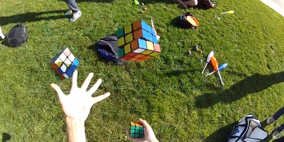 Imperdible: Hombre resuelve tres cubos de rubik mientras hace malabarismo con ellos