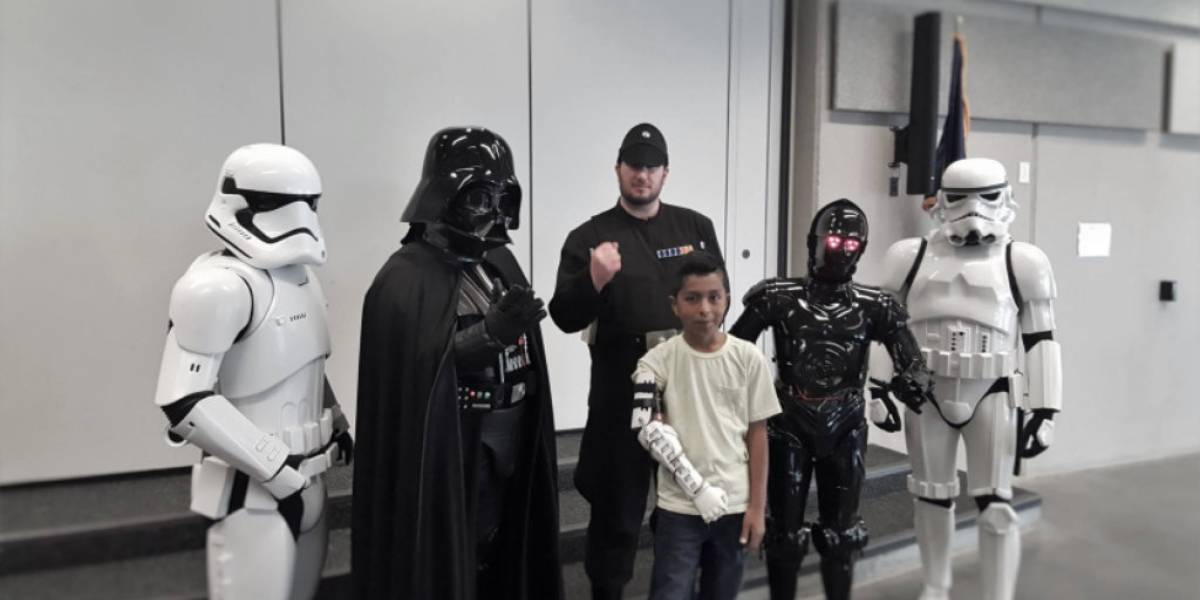 Darth Vader entrega un brazo biónico impreso en 3D a un niño con discapacidad