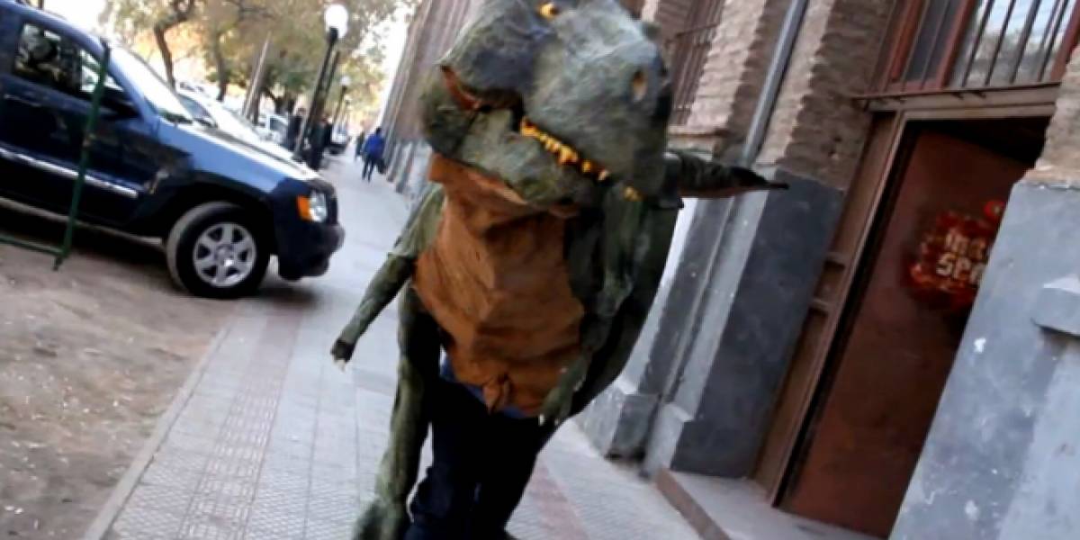 Dinosaurio títere busca dinero para viajar de Chile a Estados Unidos