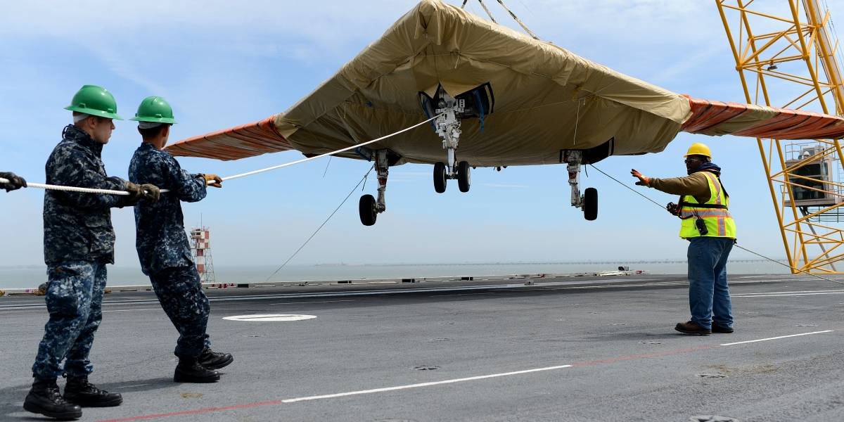 Estados Unidos lanza por primera vez un avión no tripulado desde un portaviones