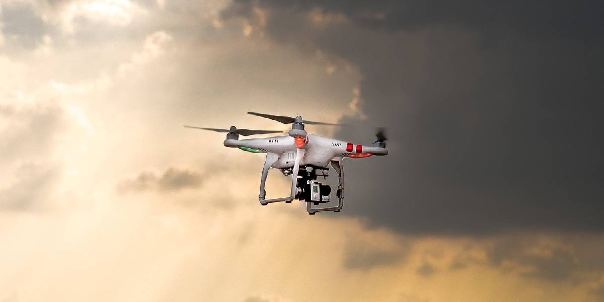 Padre usa un dron para seguir a su hija de 8 años