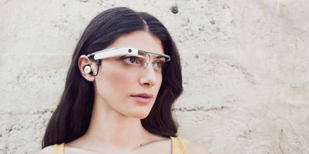 Así es la versión renovada de Google Glass, con audífono incluido