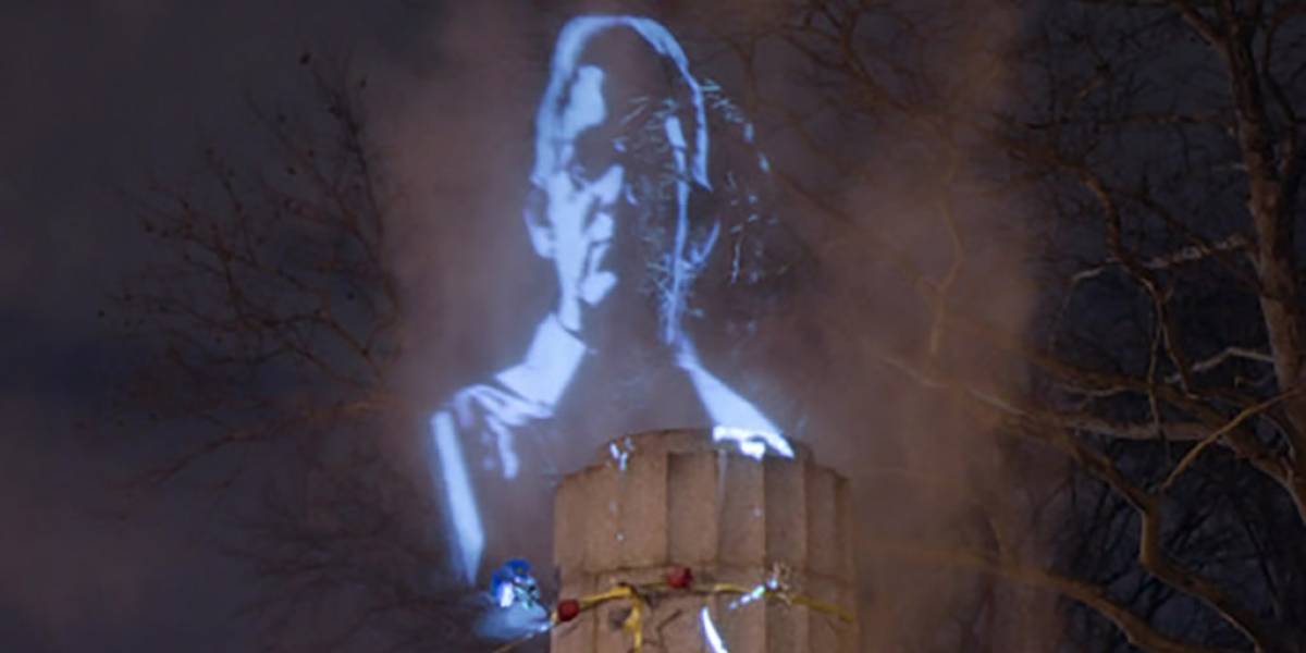 Recrean escultura de Edward Snowden con un holograma