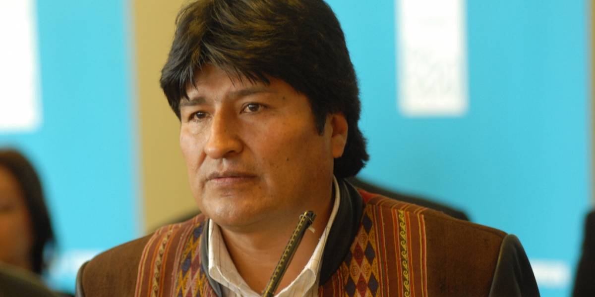 Niegan aterrizaje a avión de Evo Morales por sospechas de que llevaba a Snowden a bordo