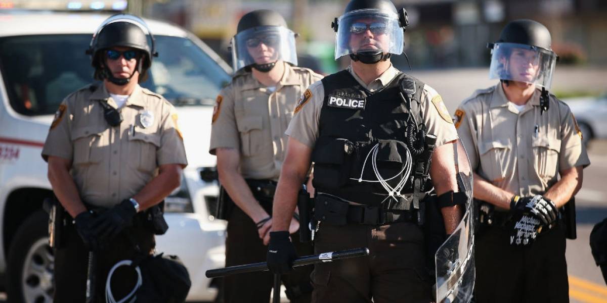 Policía de Ferguson evalúa que oficiales porten cámaras que registren su comportamiento
