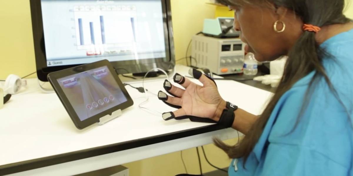 Guante musical ayuda a víctimas de infartos en proceso de terapia