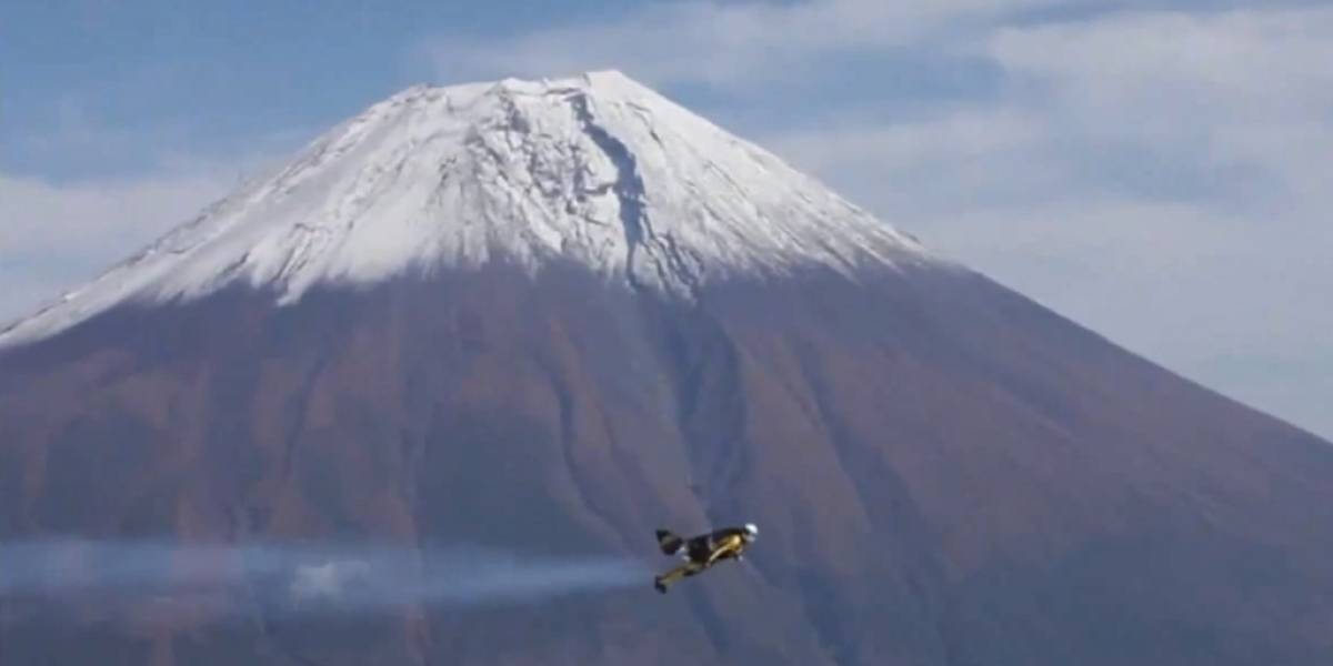 Hombre cohete Yves Rossy vuela alrededor del Monte Fuji (Video)