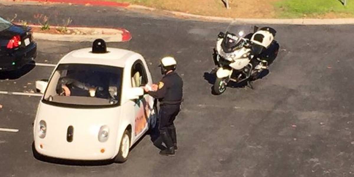 Policía infracciona a uno de los coches autónomos de Google por ir muy lento
