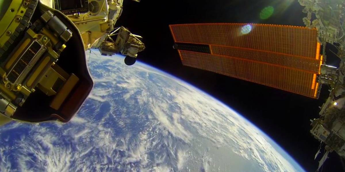 Astronautas graban su trabajo en la Estación Espacial Internacional con una GoPro