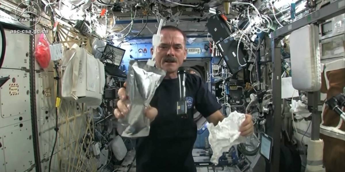 Nada es simple en el espacio, ni siquiera retorcer un trapo mojado