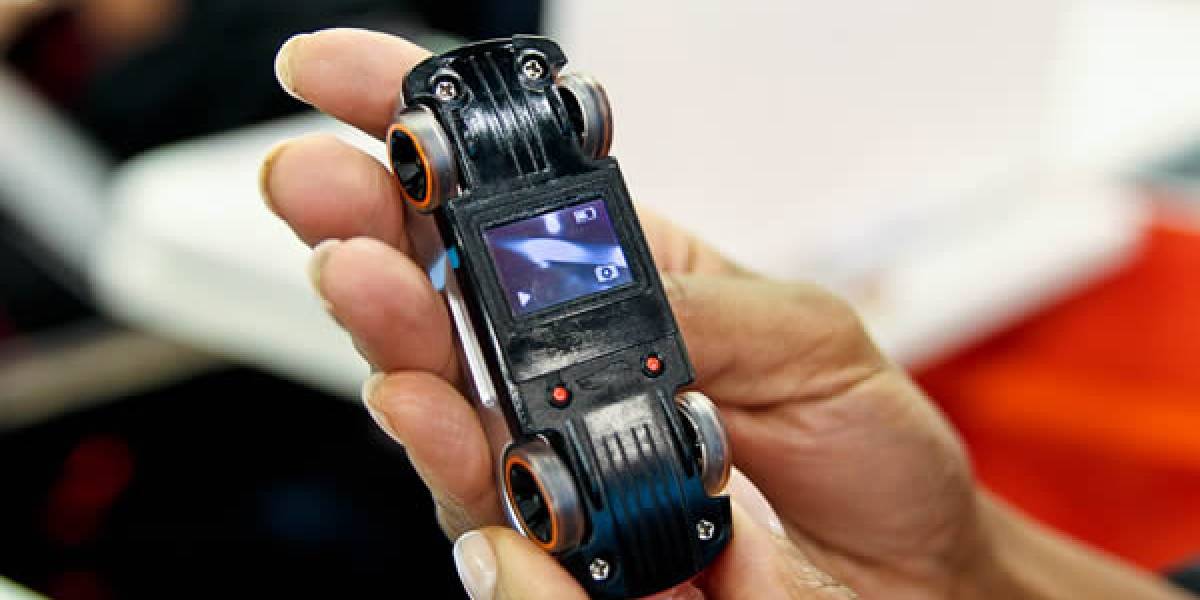 Hot Wheels da el salto y presenta autitos con cámara a bordo y pantalla LCD