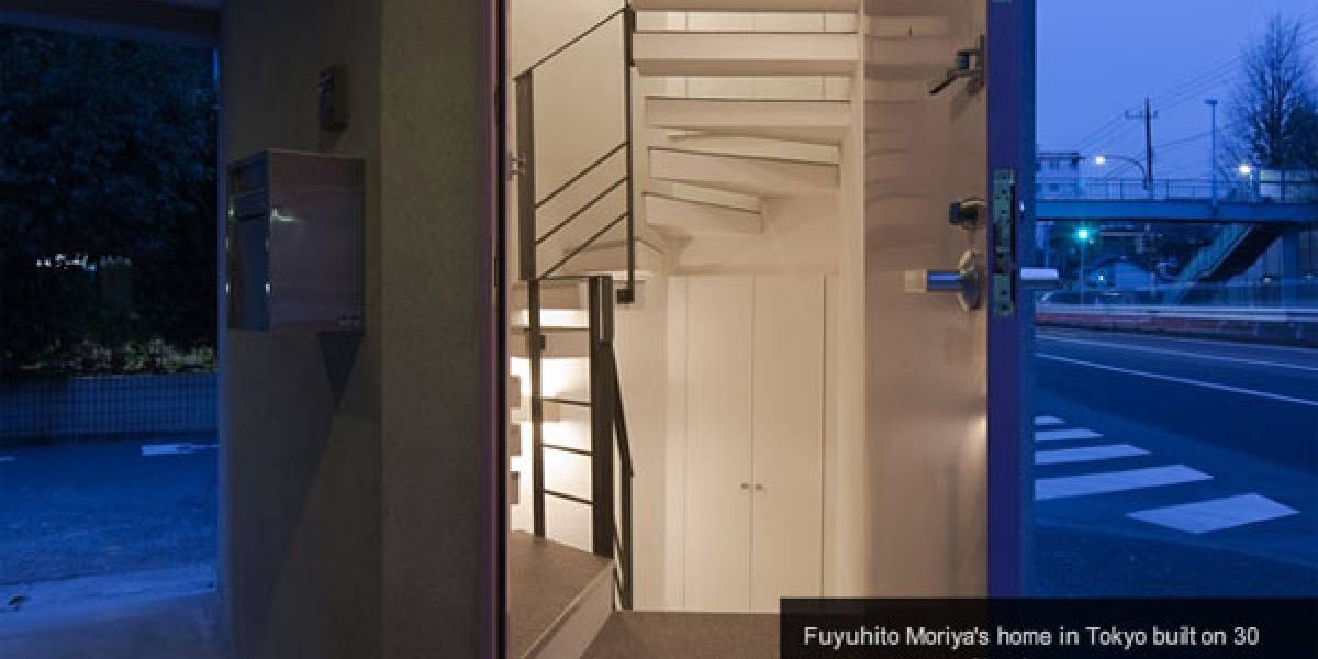 Japonés construye casa minúscula sobre espacio de estacionamiento