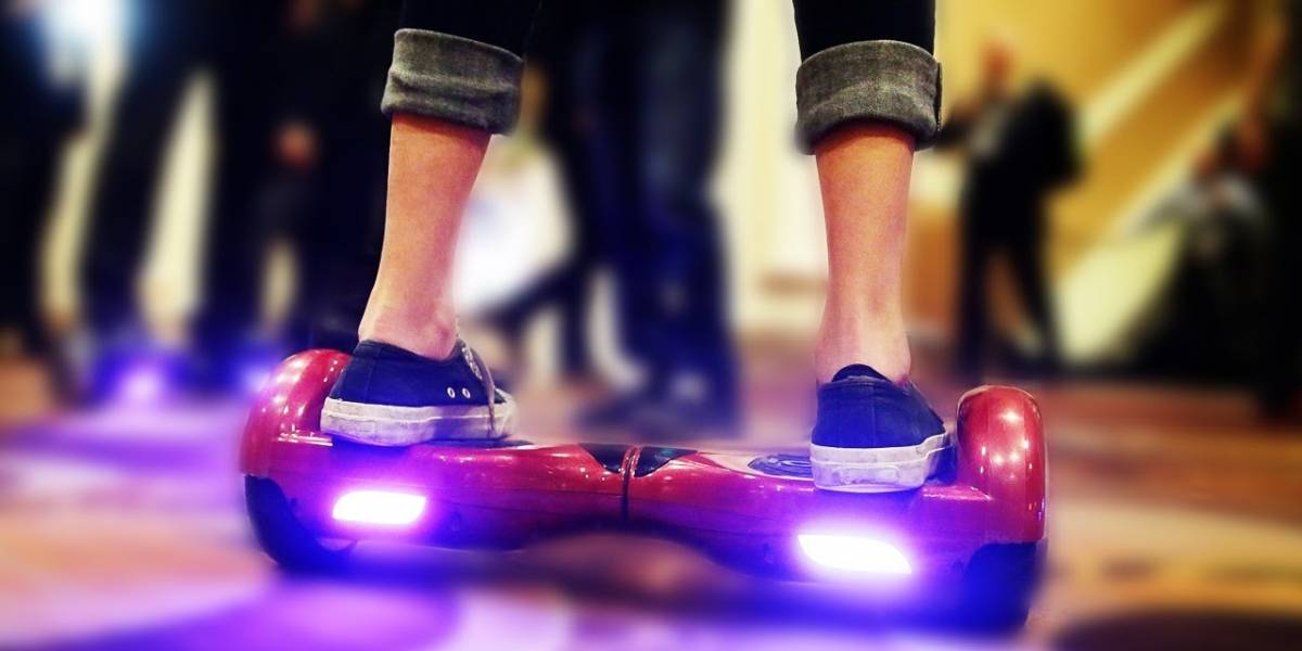 Suspenden a sacerdote por usar una hoverboard en misa