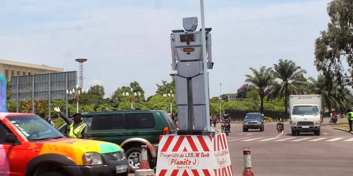 Fabrican robot para dirigir el tráfico en la República Democrática del Congo
