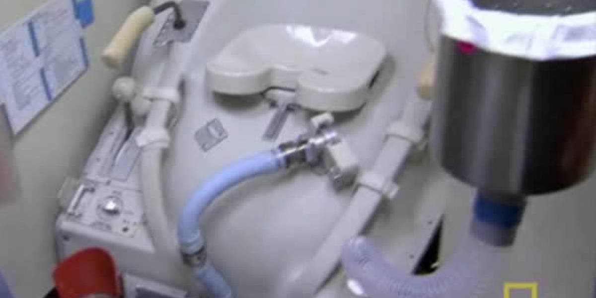 Video: ¿Cómo usan los astronautas su inodoro en el espacio?