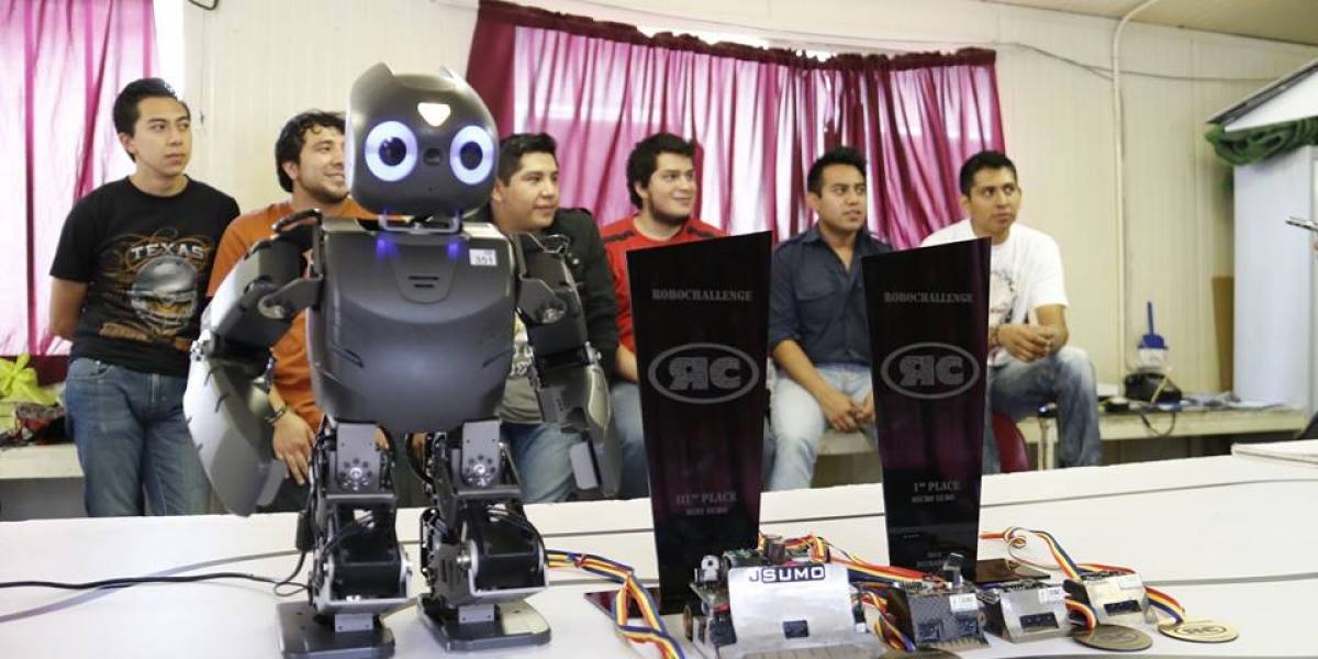 Mexicanos triunfan en RoboChallenge 2015