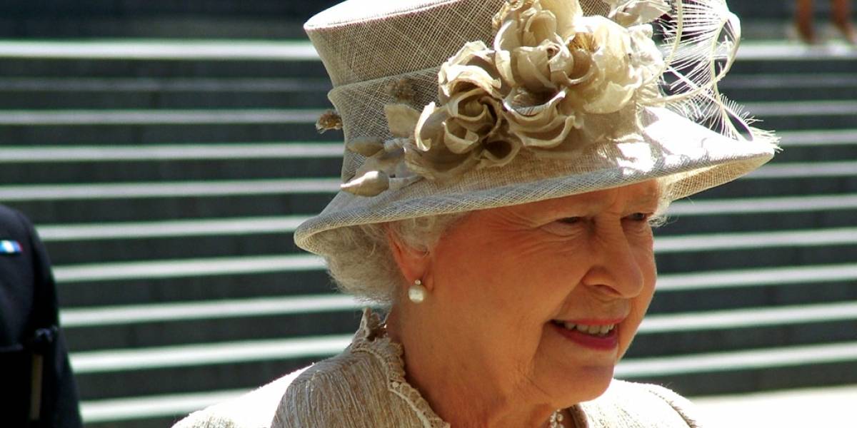 La reina Isabel II realizó su primer tuit