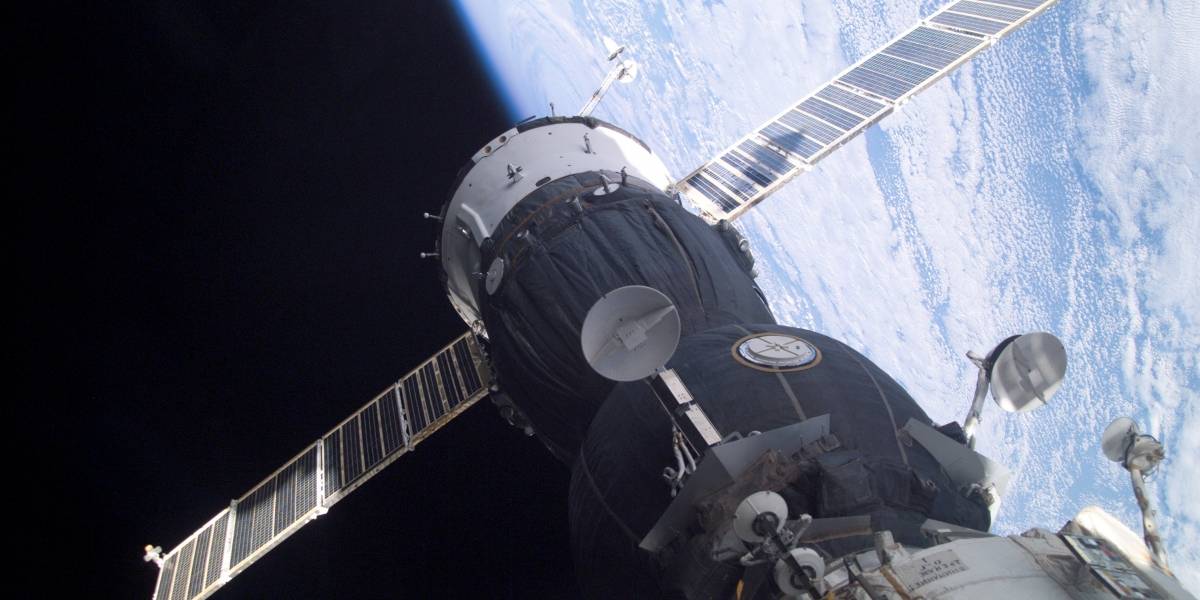 Basura espacial obliga a la tripulación de la ISS a refugiarse en las Soyuz