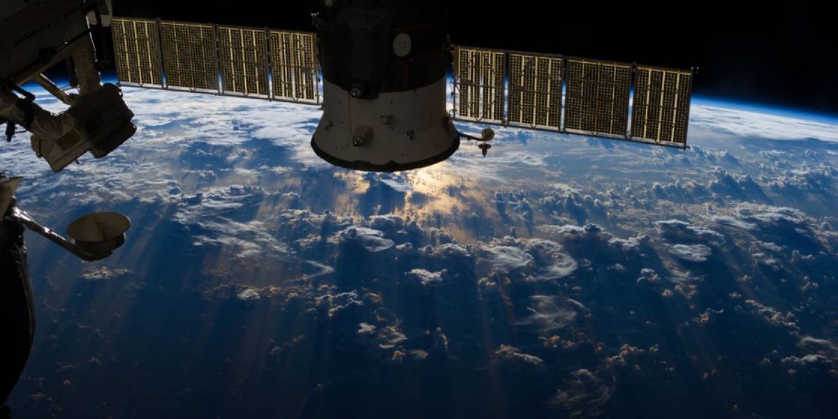 Cosmonautas instalan webcam para hacer streaming a la Tierra desde el espacio en 4K
