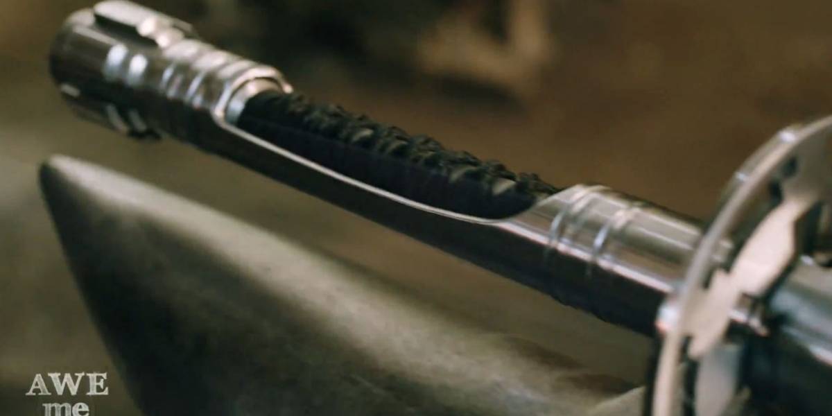 Esto pasa cuando fusionas una katana con un lightsaber