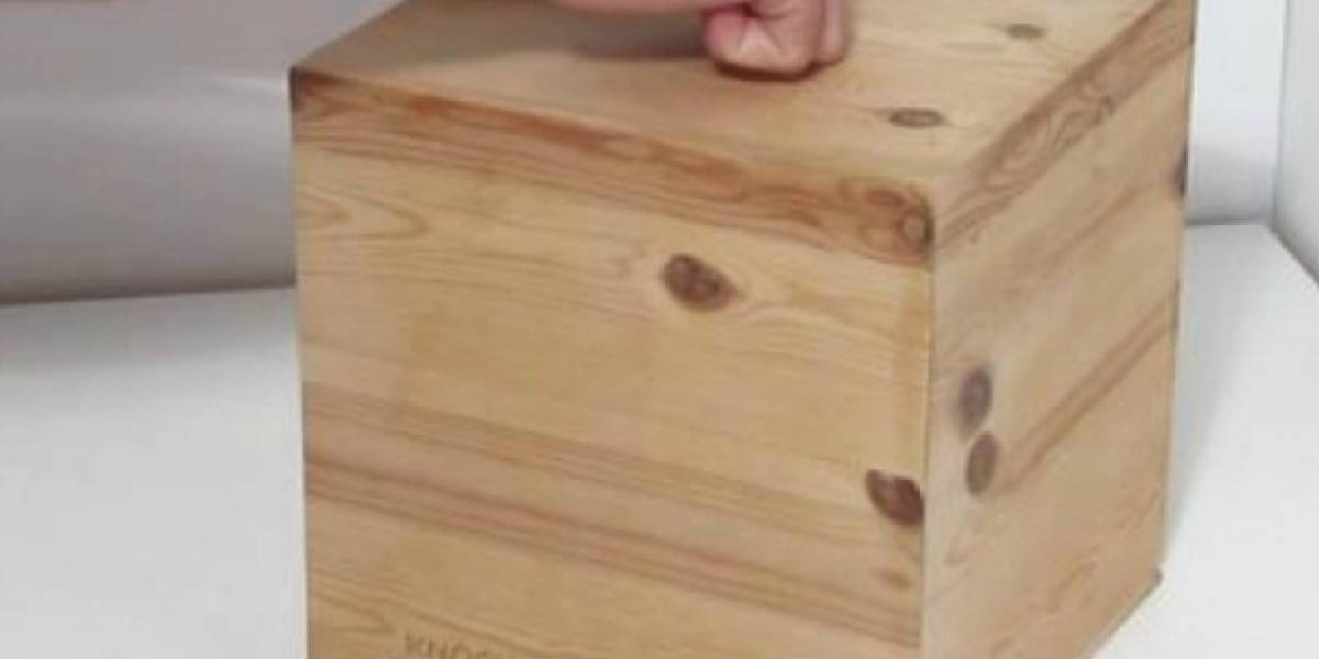 A este cubo de madera le das un golpecito y golpea de vuelta la hora