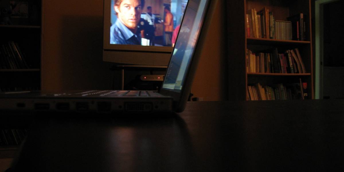 81% de los chilenos dice usar el teléfono mientras ve TV