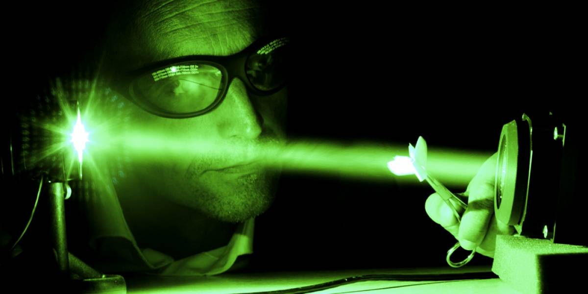 Hackean la tercera ley de Newton acelerando la luz por sí misma