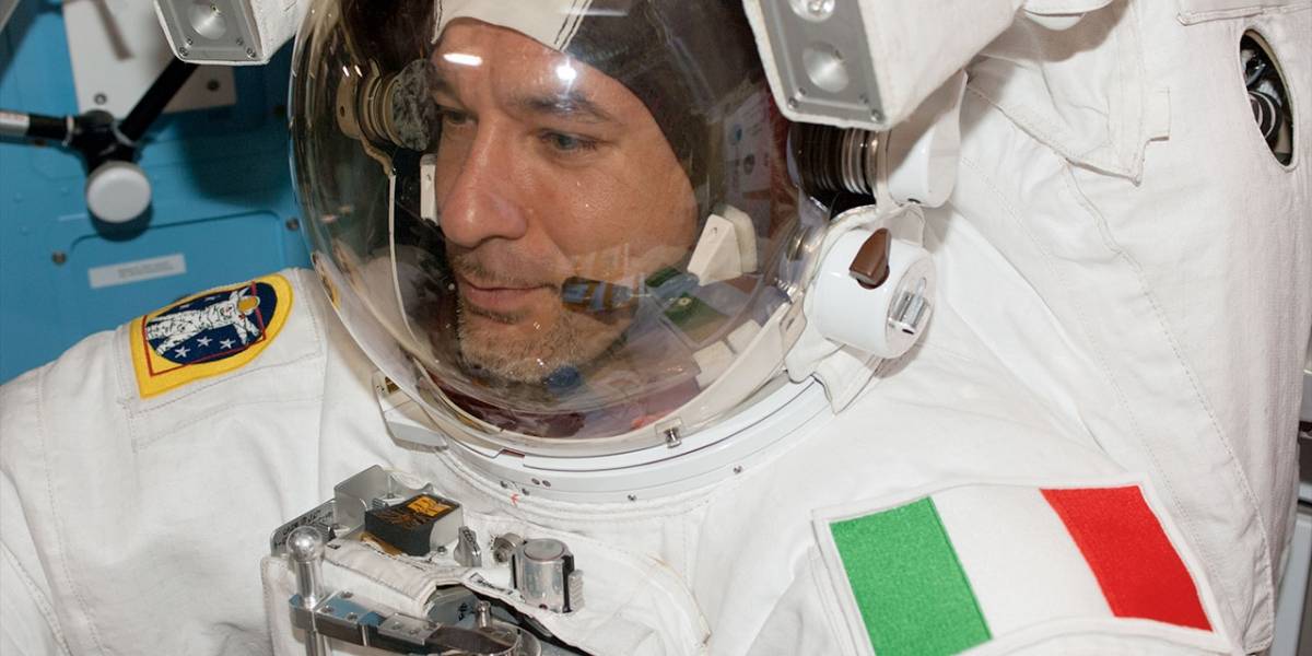 Astronauta relata cómo casi se ahoga en una caminata espacial