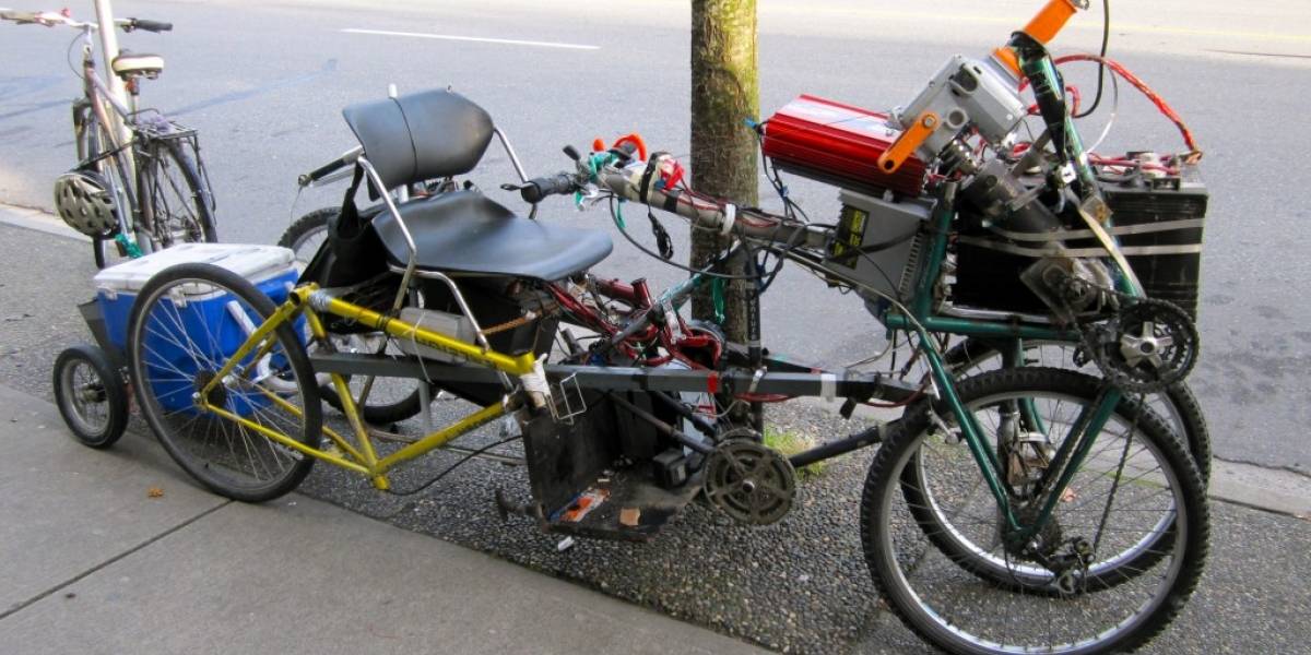 Bicicleta eléctrica hecha de restos