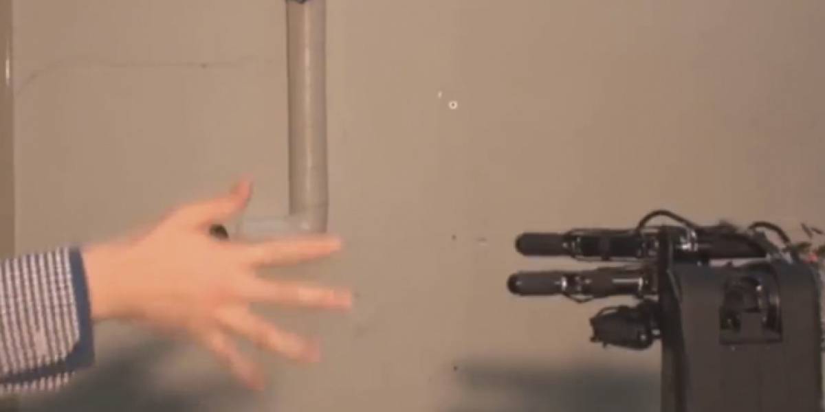 Japoneses crean robot que siempre gana el juego de piedra, papel o tijera