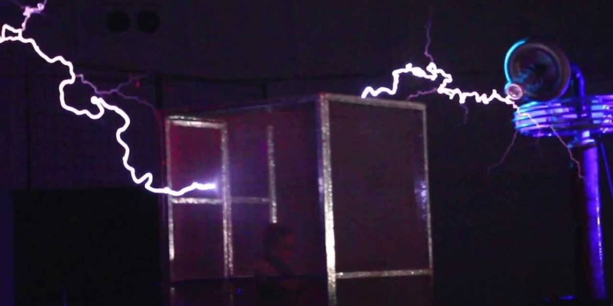 TinyTesla, una bobina Tesla que cabe en la palma de la mano