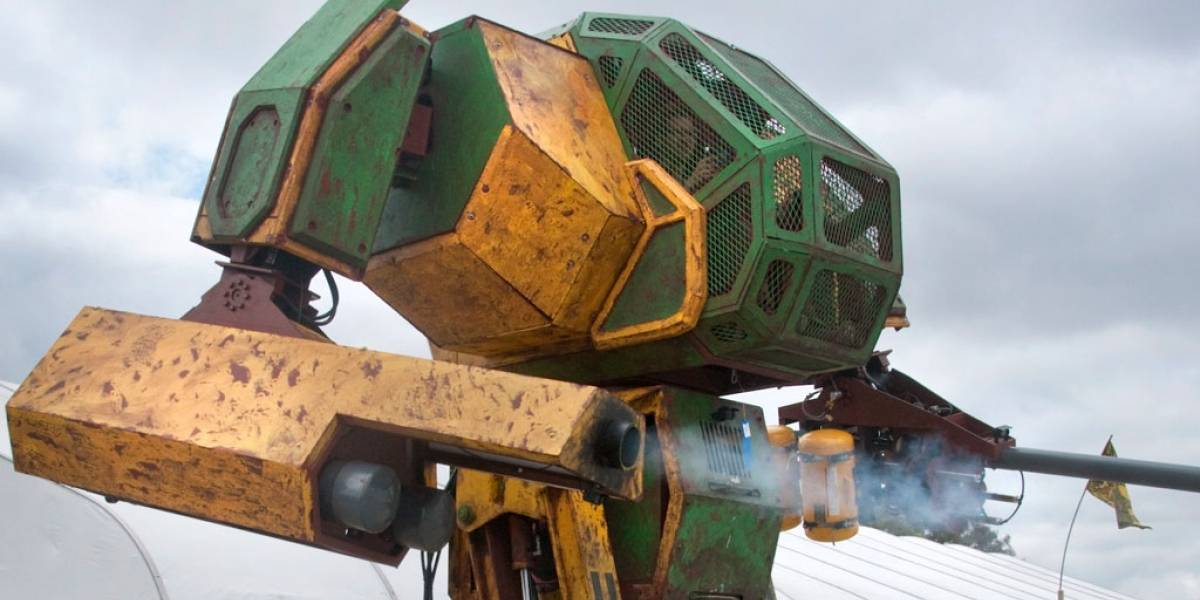 Megabot Mk II se presenta en el CES 2016 previo a su pelea de robots
